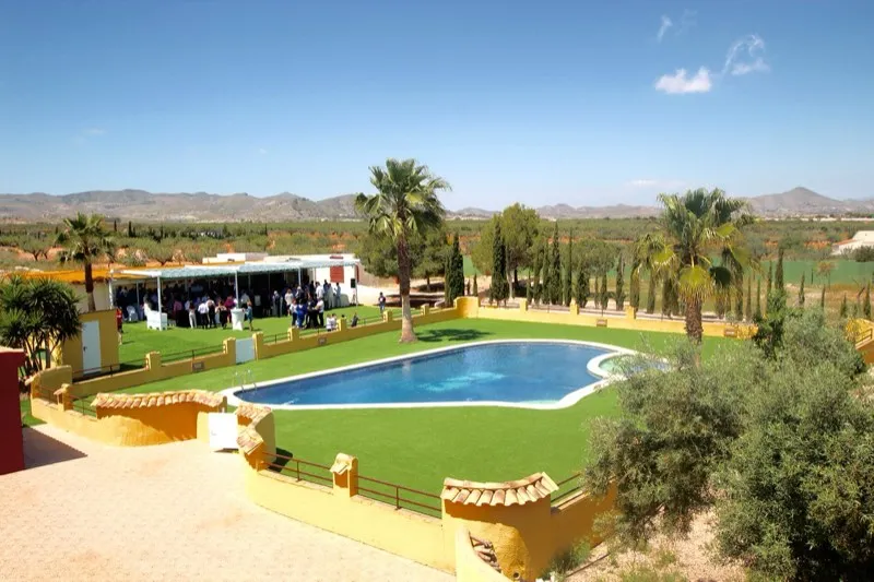 Piscina y salón