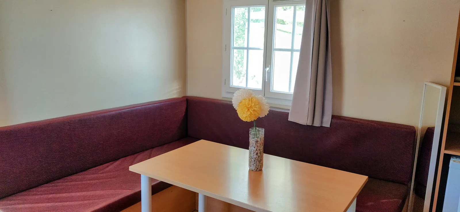 Salón del bungalow con sofá cama
