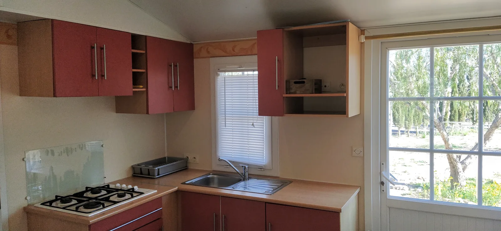 Cocina del bungalow con vitrocerámica, nevera, microondas, hervidor y cafetera