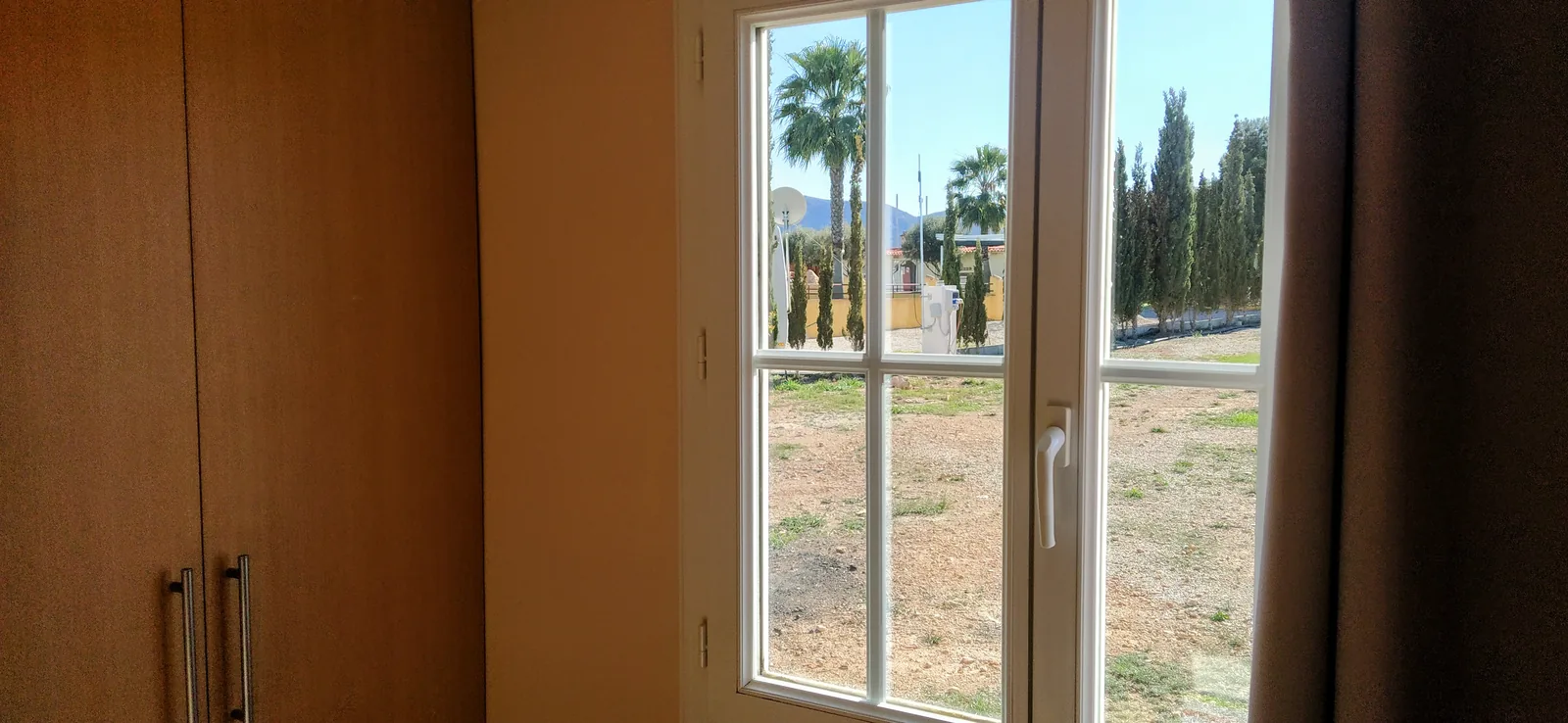 Dormitorio principal del bungalow con cama doble