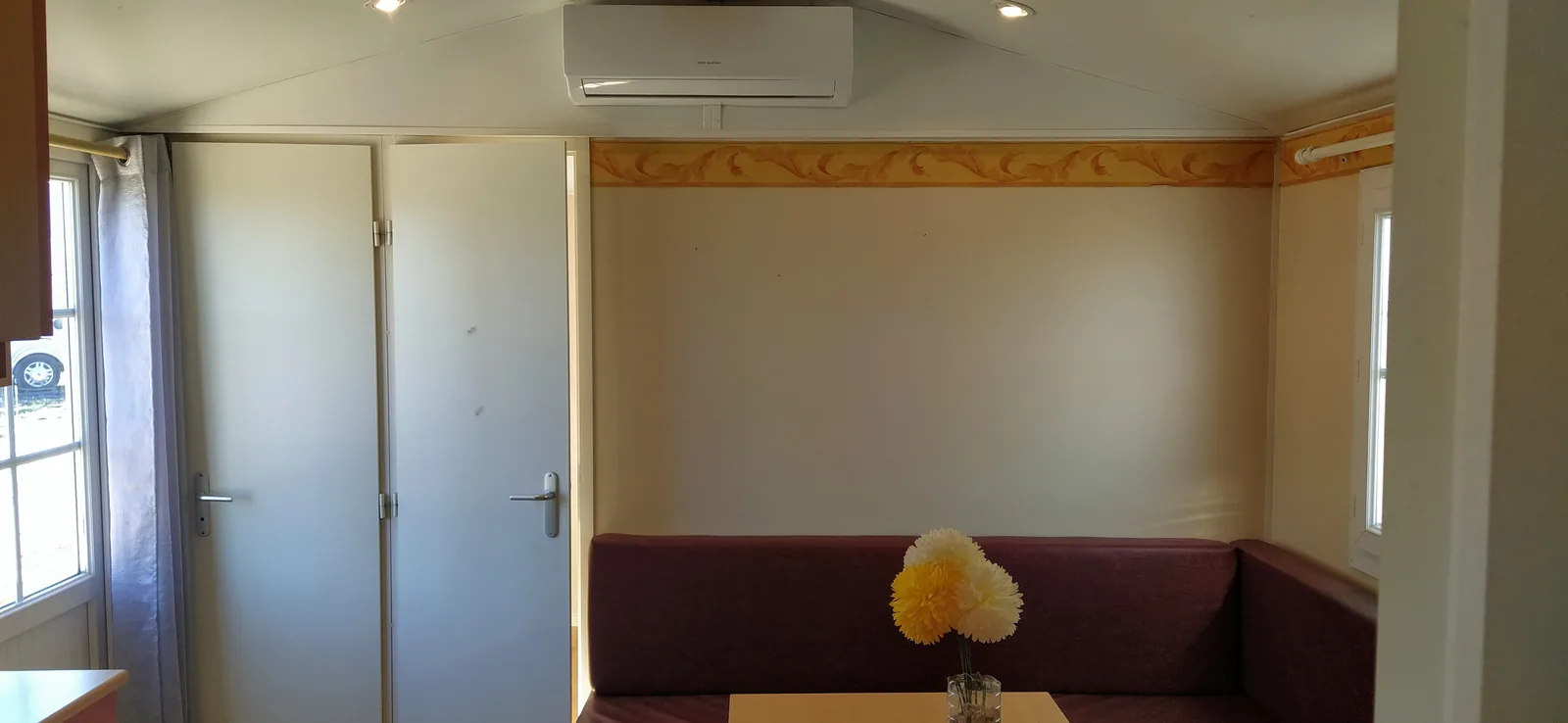 Salón del bungalow con aire acondicionado