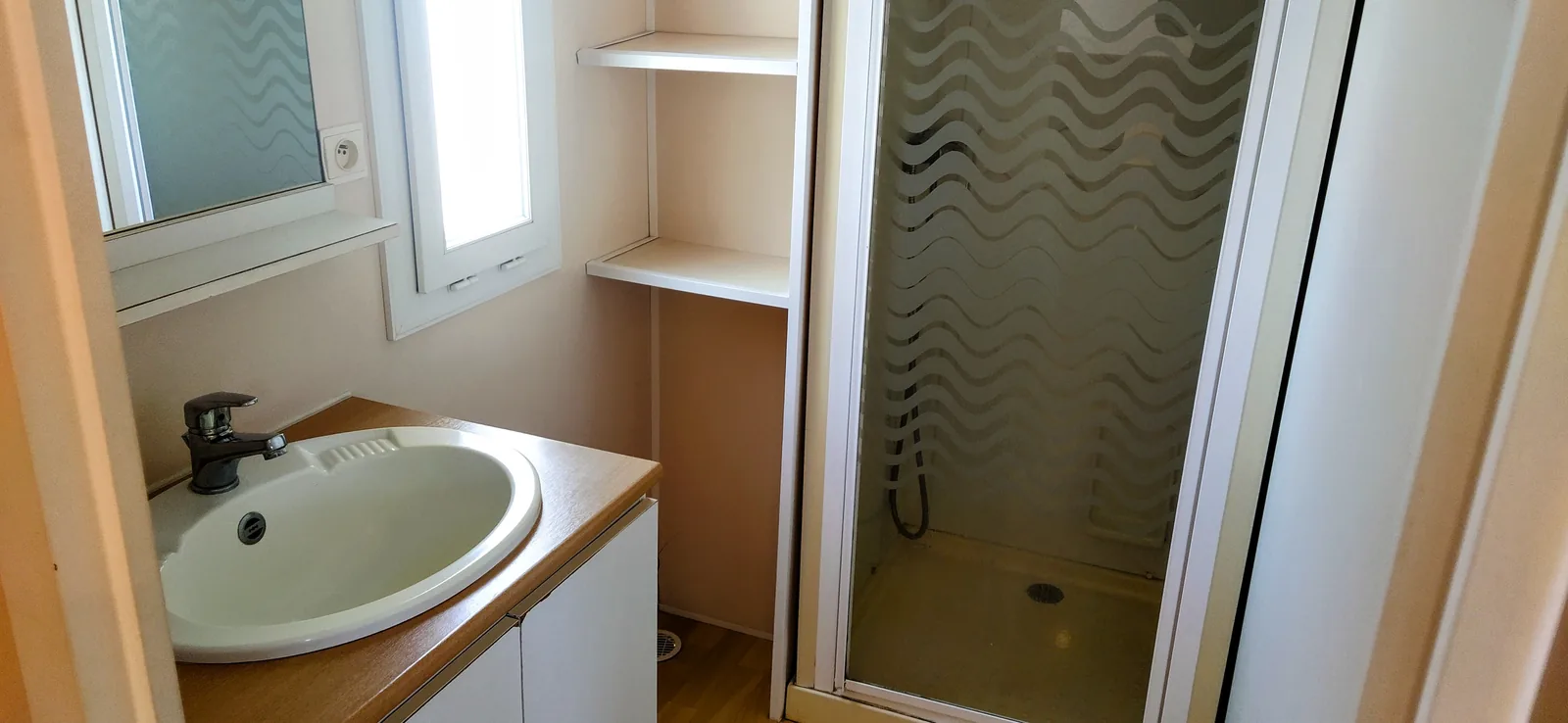 Baño del bungalow con lavabo y ducha