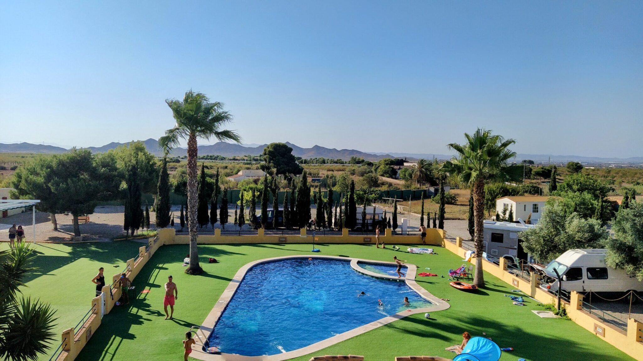 Espacio Finca Alegría desde el aire: piscina, palmeras y campo, a 10 minutos de Cartagena