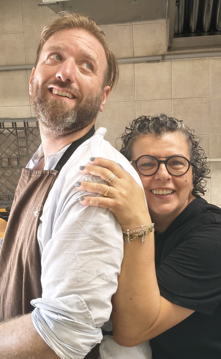 Regi, jefa de hostelería y socia de la cooperativa, con Mauro, encargado de la finca