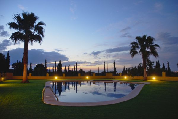 09-piscina-nocturno-scaled